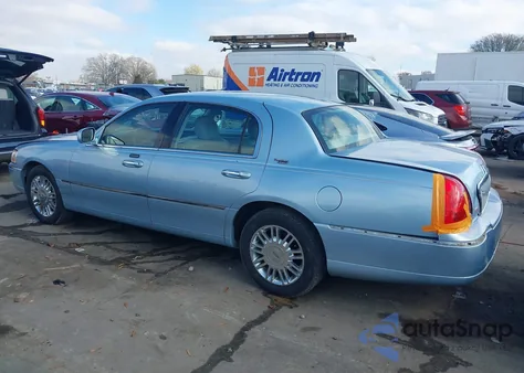 2009 Lincoln Town Car Signature Limited from USA, damaged, VIN 2LNHM82V29X635939